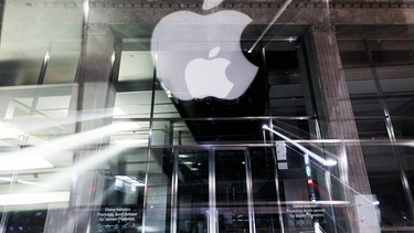ARCHIV - 01.05.2023, Hamburg: Das Logo des US-amerikanischen Technologieunternehmens Apple ist in der Nacht am Apple Store Jungfernstieg in der Innenstadt zu sehen (Aufnahme mit langer Verschlusszeit und bewegter Kamera). (zu dpa: «Bericht: Apple denkt über Haushalts-Roboter nach») Foto: Christian Charisius/dpa +++ dpa-Bildfunk +++ | Bild: dpa-Bildfunk/Christian Charisius