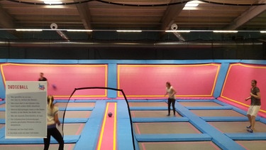 Dodgeball-Spielfelder in der Münchner Freizeit-Trampolinhalle | Bild: BR/Henrike Busch