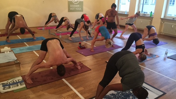 Teilnehmer einer Hot Bikram Yoga-Klasse | Bild: BR