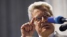 Joachim Gauck, als Pfarrer einer der Wende-Aktivisten in Rostock und später Bundesbeauftragter für die Stasi-Unterlagen, spricht am 19.10.2009 in der Marienkirche in Rostock. | Bild: picture-alliance/dpa