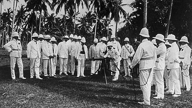 Deutsche Offiziere bei der Übung mit einem Maschinengewehr, Deutsch-Ostafrika 1900er Jahre | Bild: picture alliance/VisualEyze/United Archives | United Archives