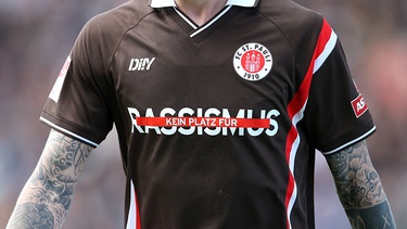 Ein Spieler des FC St. Pauli trägt ein Antirassismus-Trikot | Bild: picture alliance / M.i.S. | Cathrin Mueller