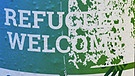 Plakat mit der Aufschrift: "refugees welcome" | Bild: picture-alliance/dpa