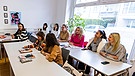 Sprachkurs für geflüchtete Frauen | Bild: picture alliance/dpa | Christoph Reichwein