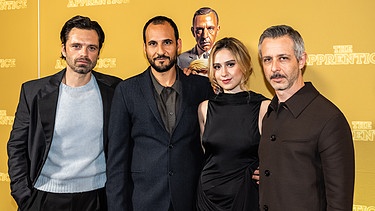 Ali Abbasi, Jeremy Strong, Maria Bakalova und Sebastian Stan bei der Premiere von "The Apprentice" | Bild: picture alliance / Ritzau Scanpix | Emil Nicolai Helms