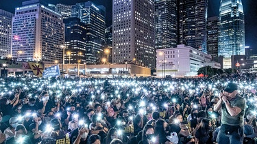 Solidaritätsveranstaltung für verhaftete Demonstranten in Hongkong | Bild: Lam Yik Fei für "The New York Times" (aus dem Bildband "Fotos für die Pressefreiheit 2020")