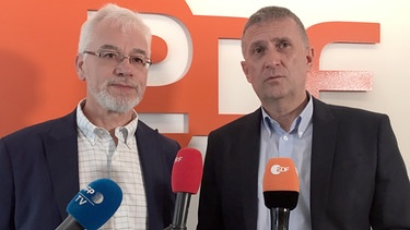 ZDF-Türkei-Korrespondenten Jörg Brase (r.) mit Pressekarte und Thomas Seibert vom "Tagesspiegel" ohne | Bild: picture alliance/Christine Röhrs/dpa