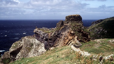 Burgruine auf den Klippen von Tintagel. Hier soll der Überlieferung nach nach der sagenumwobene König Artus geboren worden sein. | Bild: BR