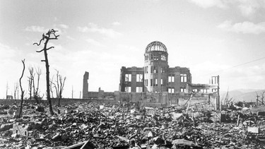 Historische Aufnahme der durch eine Atombombe zerstörten jaspanischen Stadt Hiroshima | Bild: picture-alliance/dpa