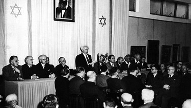 14.Mai 1948 Sitzung des israelischen Kabinetts - David Ben-Gurion ruft die Unabhängigkeit des neuen Staates Israel aus.  | Bild: AP