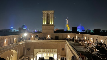 Blick über eine iranische Stadt am Abend  | Bild: BR