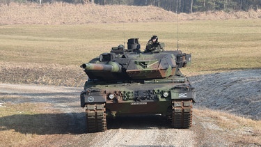 Kampfpanzer Leopard 2A6 des Panzerbataillons 104 aus Pfreimd vor der Verlegung nach Litauen im Rahmen der NATO Initiative enhanced Forward Presence (eFP). | Bild: picture-alliance/dpa