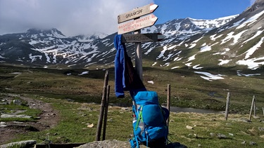 Rastender Wanderer im Gebirge  | Bild: BR