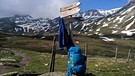 Rastender Wanderer im Gebirge  | Bild: BR