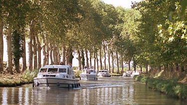 Zahlreiche Boote fahren auf dem "Canal du Midi" in Frankreich. Die 360 Kilometer lange Verbindung zwischen dem Atlantik und dem Mittelmeer wurde im 17. Jahrhundert von Pierre-Paul Riquet erbaut.  | Bild: picture-alliance/dpa