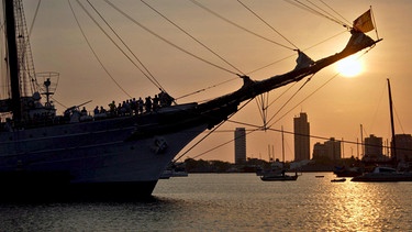 Segelschiff im Hafen von Cartagena, Spanien  | Bild: picture-alliance/dpa