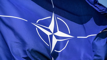 Eine Flagge der Nato weht  | Bild: dpa-Bildfunk