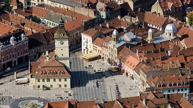 Brasov - Kronstadt - Brasso (Transsilvanien, Rumaenien). - Blick vom Tampa-Berg (Hohe Zinne) auf den Rathausplatz. | Bild: picture-alliance/dpa