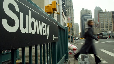 Straßenszene am Zugang zur Metrostation neben dem  Ground Zero in New York City / USA,  | Bild: picture-alliance/dpa