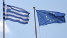 Griechische Fahne neben der EU-Flagge | Bild: picture alliance / NurPhoto