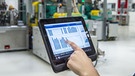 Ein Bosch-Mitarbeiter überprüft mit einem Laptop in Immenstadt die Betriebsdaten von vernetzten Maschinen.
| Bild: pa/dpa/Daniel Maurer