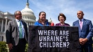 Die ukrainische Botschafterin Oksana Markarova (2. von link) stellt auf einer Pressekonferenz eine Resolution vor, um gegen Russland vorzugehen, das seit Kriegsbeginn Tausende ukrainischer Kinder entführt hat.  | Bild: picture alliance / NurPhoto | Allison Bailey