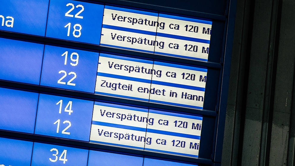 Anzeigetafel am Bahnhof mit der Information: Einige Züge fallen aus. | Bild: BR
