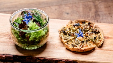 Der Gruß aus der Küche von Landfrau Anja Floßmann aus Niederbayern: Gemüse-Blechkuchen mit Gartensalat. | Bild: BR/megaherz GmbH/Moritz Sonntag