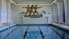 Das Schwimmbad in der ehemaligen Ordensburg des Nationalsozialismus Burg Vogelsang in der Eifel am 06.12.2005. Mosaik mit NS-Kunst von Ernst Zoberbier <Künstler, Deutschland> | Bild: dpa / Oliver Berg