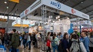 Messestand mit Messebesuchern | Bild: Patricia Neligan / SWR