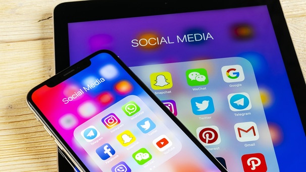 Ein iPhone und iPad mit Social Media Apps. | Bild: stock.adobe.com/Aleksei