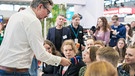 Eckert von Hirschhausen am Stand von ARD, ZDF und Deutschlandradio. | Bild: WDR/Taimas Ahangari