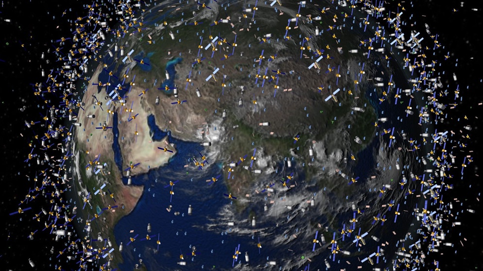 Das computergenerierte Bild der European Space Agency (ESA) zeigt Weltraummüll früherer Weltraummissionen, der neben intakten Satelliten um die Erde kreist (Foto undatiert). (zu dpa: «Zunehmender Weltraumschrott gefährdet  | Bild: dpa-Bildfunk/ESA