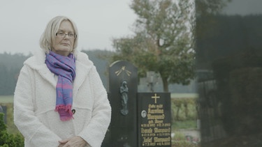 Medium Anna Stetskamp auf einem Friedhof | Bild: BR/Angela Graas