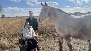 STATIONEN Moderator Benedikt Schregle mit Marina, die nach ihrem Unfall wieder gehen und reiten möchte.
| Bild: BR/ Thomas Hauswald 