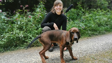 Lena Tausch mit ihrem Jagdhund Balu | Bild: BR/Hannah Krewer