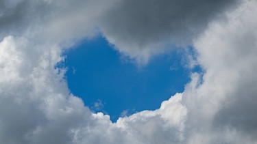 Herz aus Wolken im Himmel  | Bild: picture-alliance/dpa