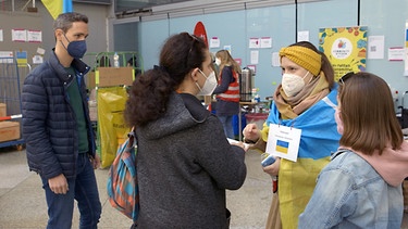 Der Infopoint am Münchner Hauptbahnhof ist eine erste Anlaufstelle für ukrainische Geflüchtete.  | Bild: BR/ STATIONEN