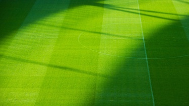 Licht auf einem Fußballplatz | Bild: picture alliance / Zoonar | Wolfgang Cezanne
