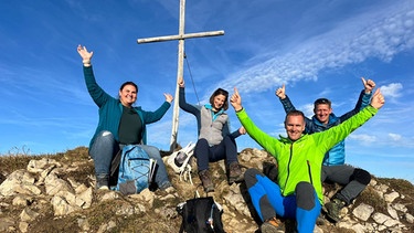 STATIONEN-Moderatorin Irene Esmann mit Teilnehmern eines Höhenangst-Trainings in den Alpen | Bild: BR/Anna Kemmer