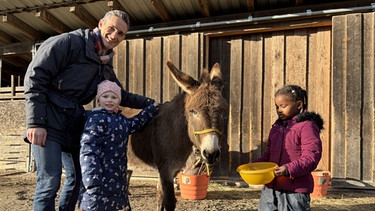 STATIONEN-Moderator Benedikt Schregle besucht das Kinderheim St. Clara in Gundelfingen  | Bild: Elisabeth Möst/ BR 