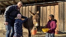 STATIONEN-Moderator Benedikt Schregle besucht das Kinderheim St. Clara in Gundelfingen  | Bild: Elisabeth Möst/ BR 