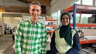 STATIONEN-Moderator Benedikt Schregle mit Amina Marwa an ihrem Arbeitsplatz. | Bild: BR