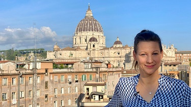 STATIONEN-Moderatorin Irene Esmann vor dem Petersdom in Rom  | Bild: BR/ Christian Wölfel 