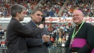 Domvikar Stephan Wahl (l), Saarlands Ministerpräsident Peter Müller (M) und Marx beim Abschluss des Katholikentages im Ludwigsparkstadion Saarbrücken | Bild: picture-alliance/dpa