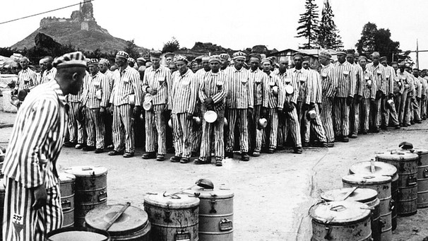 März 1945: Häftlinge  im Konzentrationslager Flossenbürg bei der Essensausgabe | Bild: picture-alliance/dpa