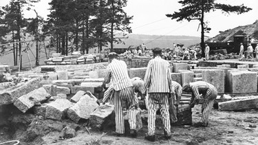 Flossenbürger KZ-Häftlinge stellen Werksteine her | Bild: Nederlands Instituut voor Orlogsdocumentatie (Niederländisches Institut für Kriegsdokumentation = NIOD), Amsterdam