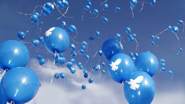Luftballons mit dem Symbol der Friedenstaube steigen in den Himmel | Bild: picture-alliance/dpa, Montage: BR
