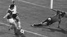 Jürgen Sparwasser trifft bei der Fußball-WM 1974 zum 1:0 für die DDR gegen die BRD | Bild: picture-alliance/dpa
