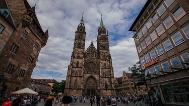 Die Lorenzkirche in der Nürnberger Innenstadt | Bild: BR/Philipp Kimmelzwinger